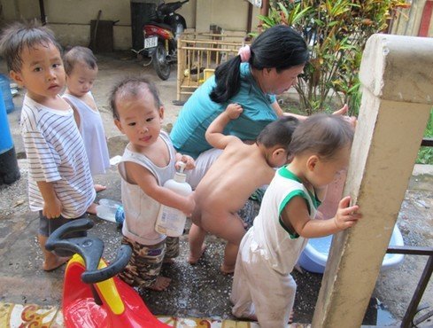 Những em bé này là “quà tặng" mà các bạn gái trẻ nhận được từ các cuộc vui chơi (ảnh chụp tại mái ấm Mai Anh, TP HCM). Ảnh: Phú Thi.